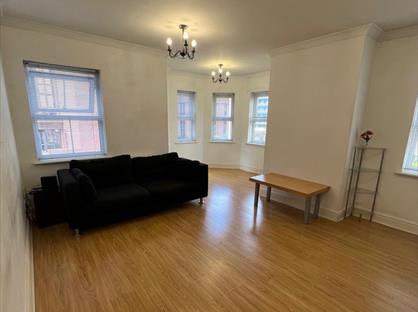 2 Bed Flat, Burleigh Gardens, GU21