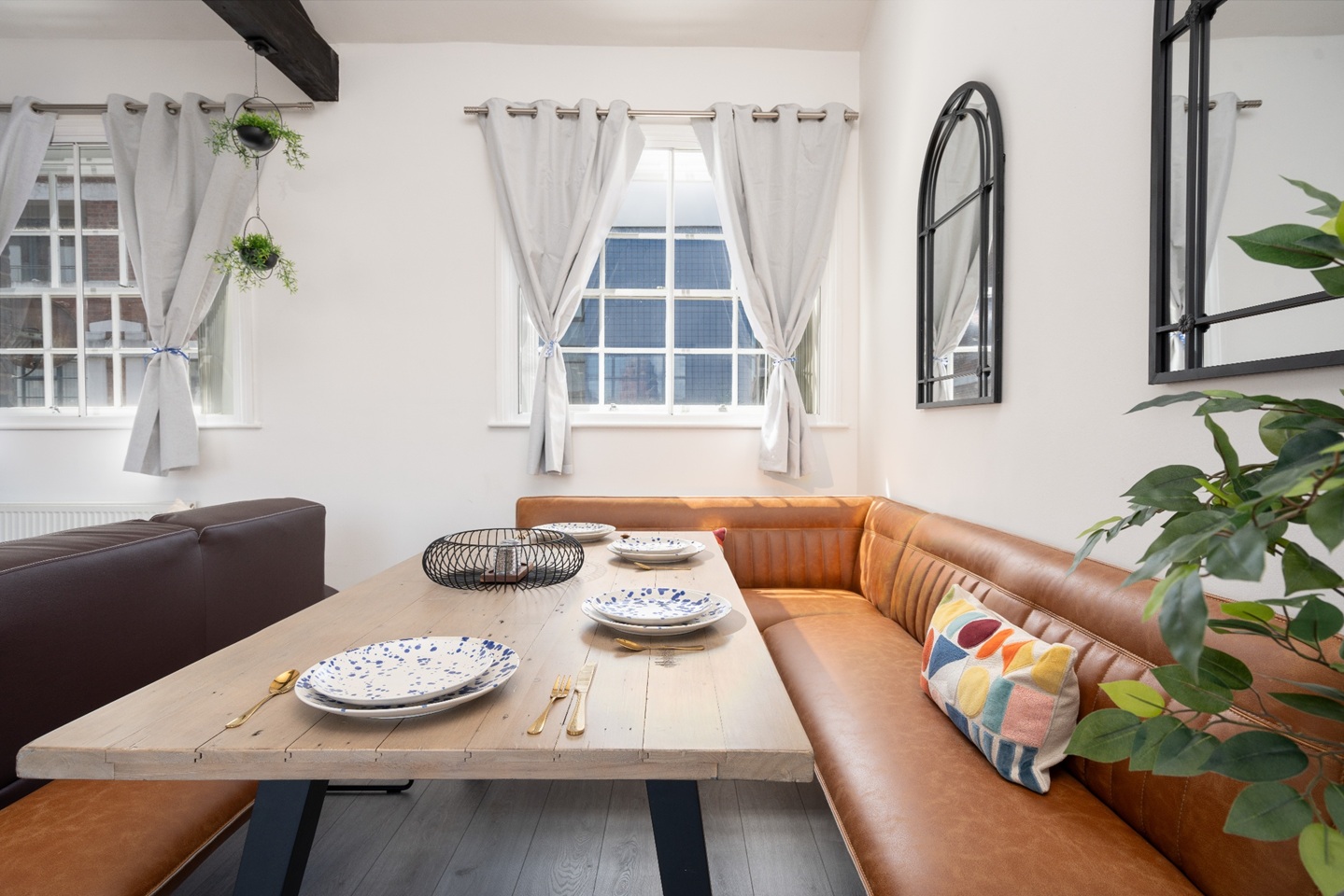 1 Bed Flat, Wood Street, L1, N1 7GU