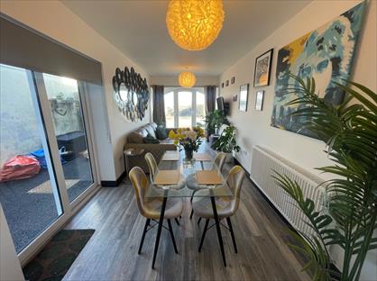 2 Bed Flat, Hillsboro Place, CF36