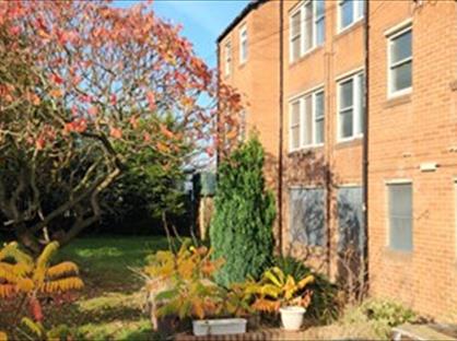 Studio Flat, Montrose Court, L12