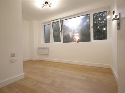 Studio Flat, Ashridge Way, TW16
