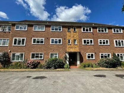 2 Bed Flat, Station Parade, GU25