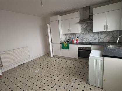 3 Bed Flat, Hampton Road West, TW13