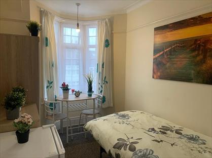 Room in a Shared House, Grenoble Gardens, N13