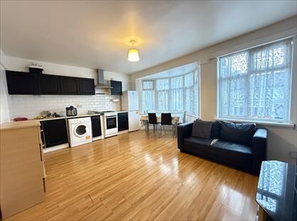 4 Bed Flat, Lea Bridge Road, E10