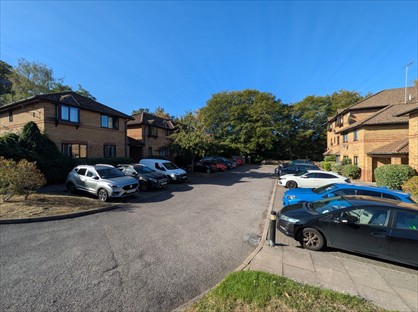 1 Bed Maisonette, St. Swithins Court, RG10