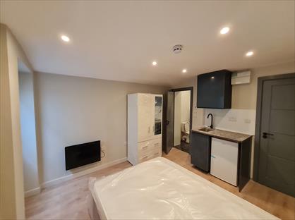 Studio Flat, Norcutt Road, TW2