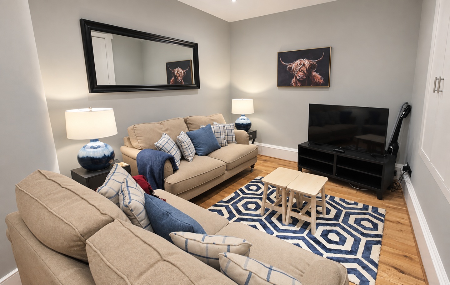 1 Bed Flat, Parliament Square, EH1