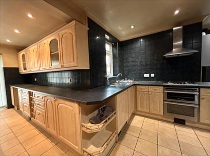 5 Bed Semi-Detached House, Clevedon Gardens, TW5