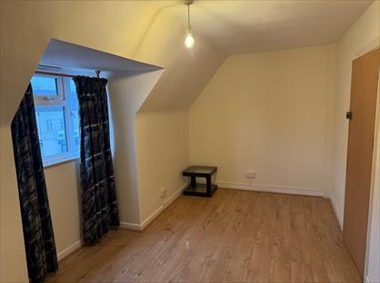 Room in a Shared House, Tattenham Crescent, KT18