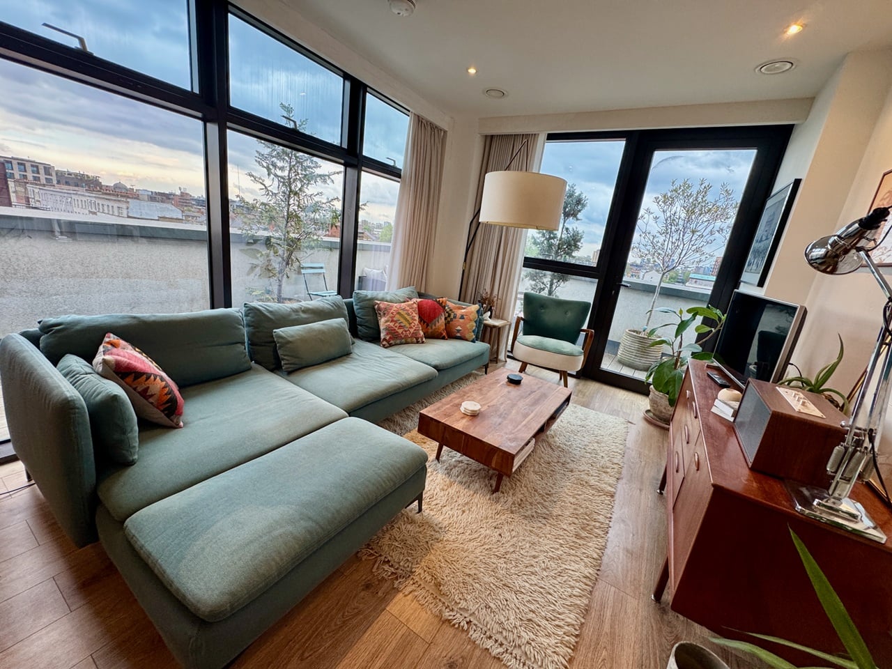 2 Bed Flat, Kingsland High Street, E8 photo 3