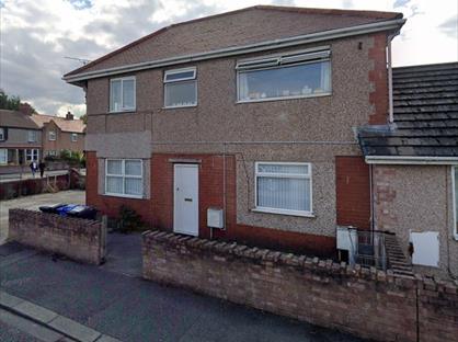 2 Bed Flat, Victoria Road, LL18