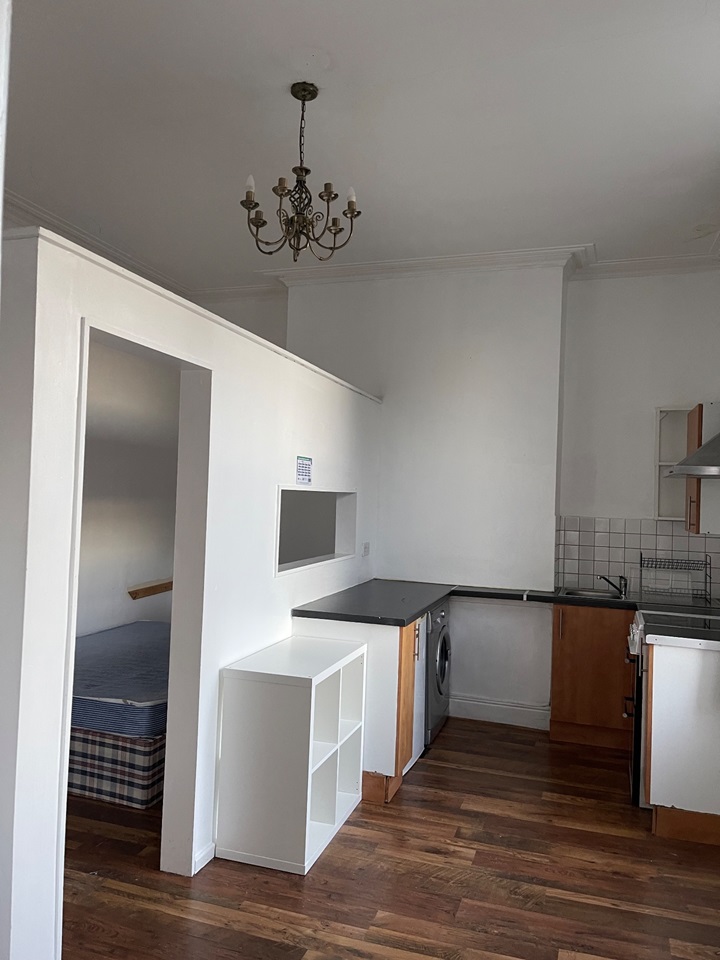 Studio Flat, Priory Road, S7 photo 3