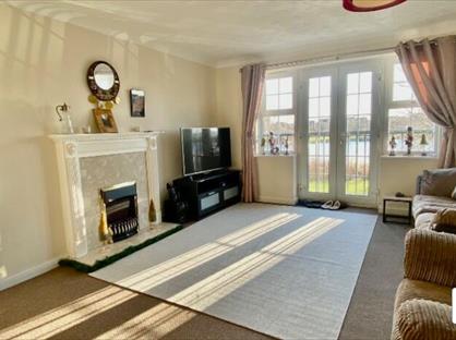 4 Bed Terraced House, Lakeview Way, PE7