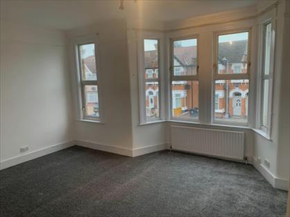 3 Bed Terraced House, Glencoe Avenue, IG2