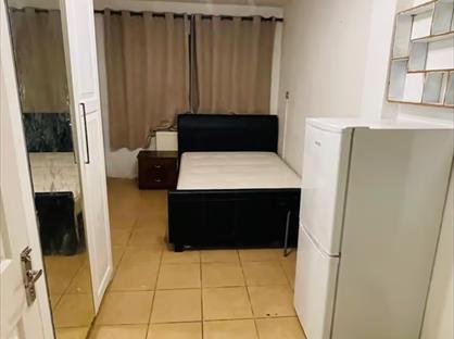 Studio Flat, Darris Close, UB4