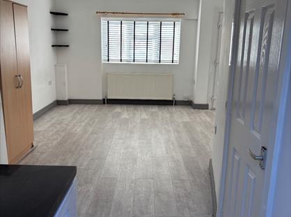 Studio Flat, Cassiobury Avenue, TW14