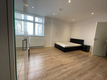 Studio Flat, Heron House, HP20