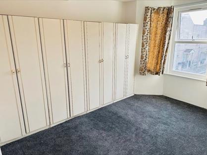 4 Bed Detached House, Station Parade, IG11