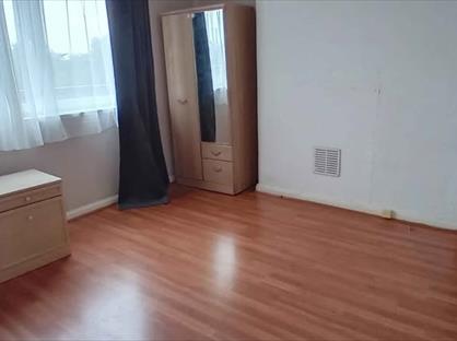Room in a Shared Flat, Wendover Court, W3