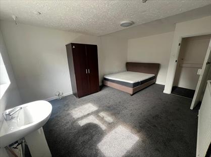 Room in a Shared House, Aldborough Road South, IG3