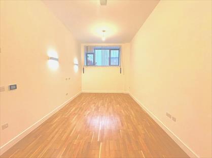 1 Bed Flat, Crownage Court, TW16