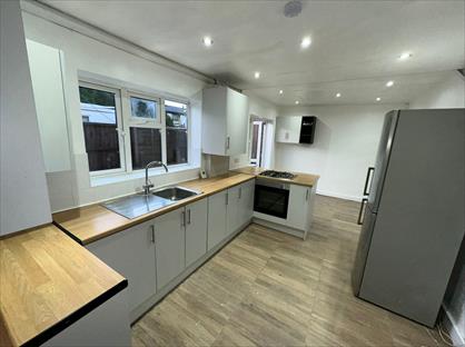 5 Bed Semi-Detached House, Great South West Road, TW4