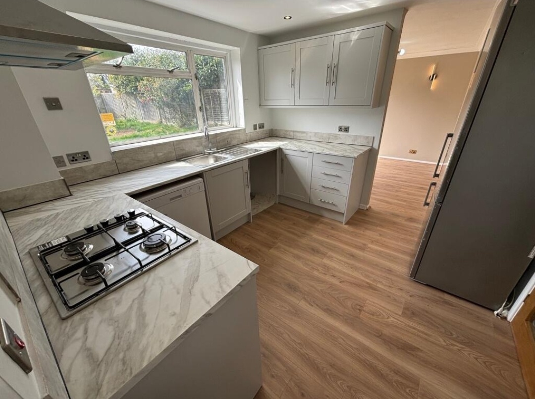 3 Bed Detached House, The Close, B17 photo 5