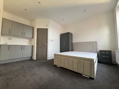 Room in a Shared House, Manchester Road, OL7