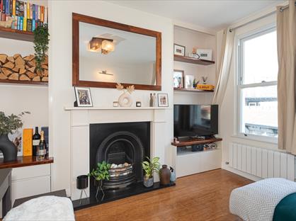 2 Bed Flat, Queenstown Road, SW8