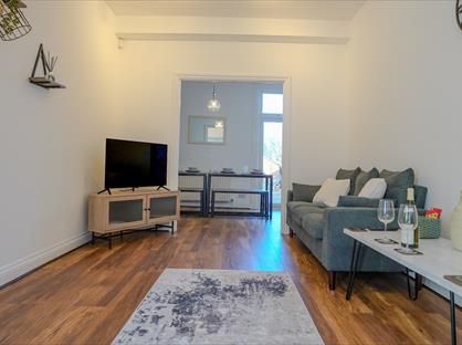 4 Bed Semi-Detached House, Bromley Gardens, BR2