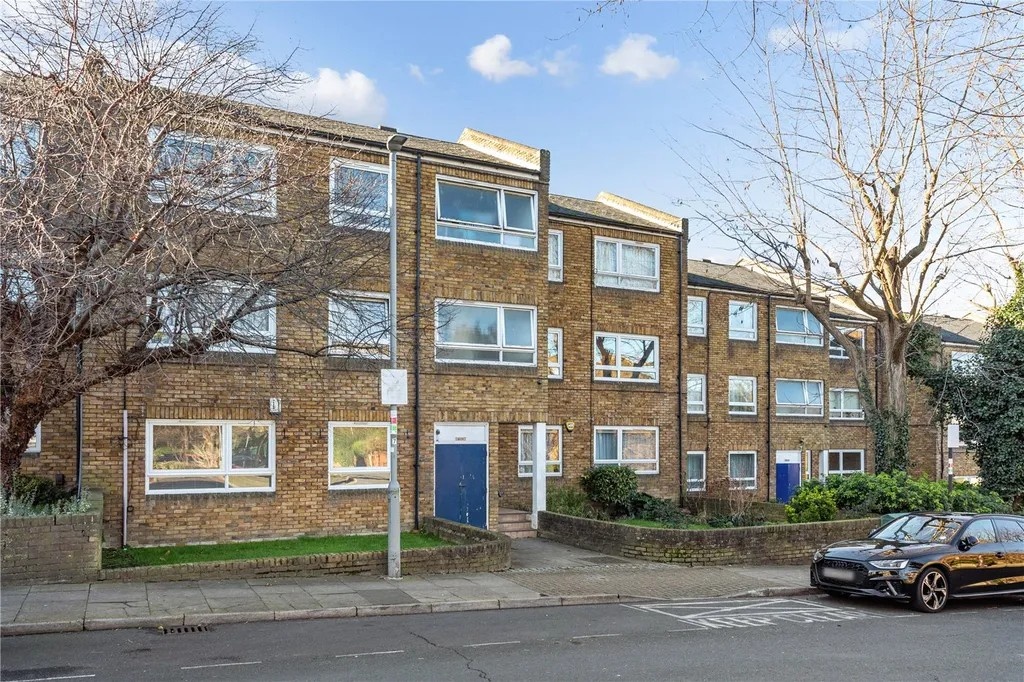 1 Bed Flat, East Hill, SW18 photo 2