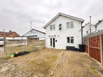 1 Bed Flat, High Street, BA14