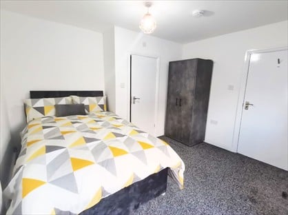 Room in a Shared House, Black Lake, B70