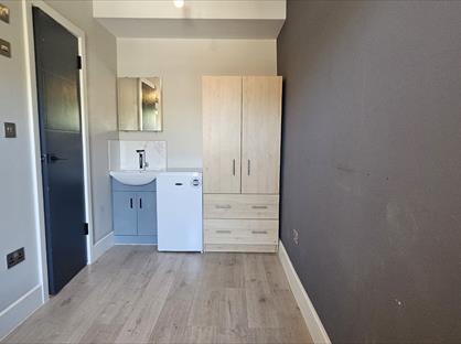 Studio Flat, Faggs Road, TW14