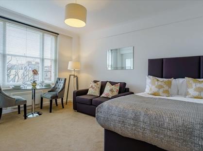 Studio Flat, Hill Steet, W1J