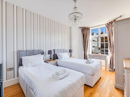 4 Bed Terraced House, Liverpool Lawn, CT11