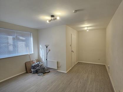 Studio Flat, Chaffinch Close, N9