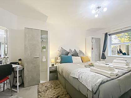 Room in a Shared Flat, International Way, TW16