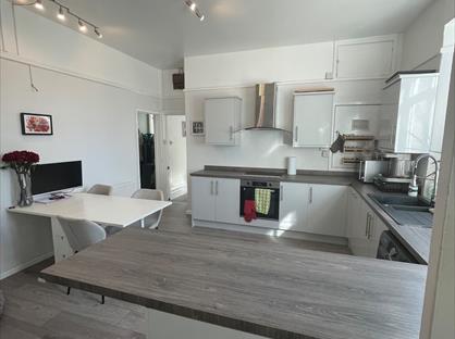 2 Bed Flat, Deristone, NP7