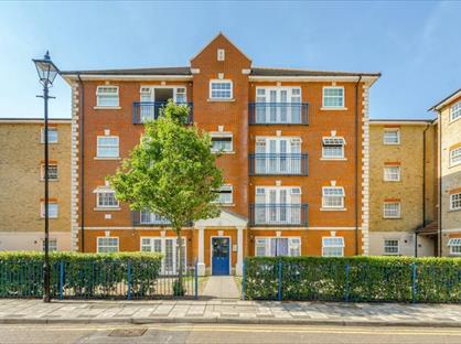 2 Bed Flat, Queensberry Place, E12