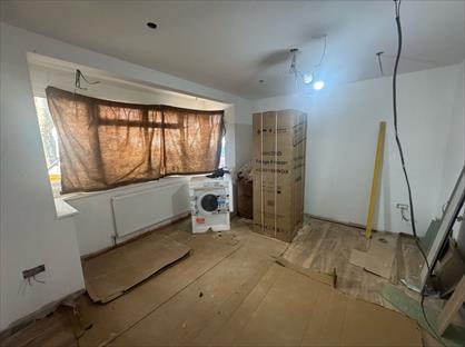 5 Bed Semi-Detached House, Munster Avenue, TW4