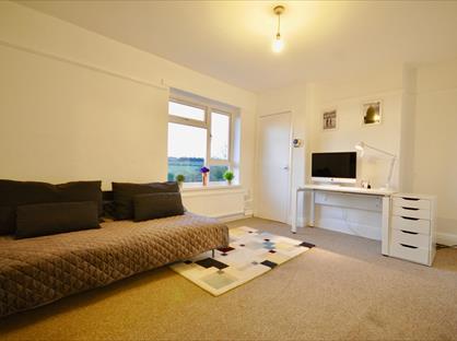 1 Bed Flat, Little Walden Road, CB10