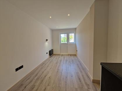 Studio Flat, Benhill Road, SM1