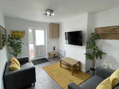 Room in a Shared Flat, County Road, L39