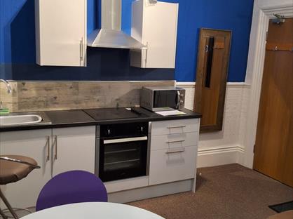 Studio Flat, Bond Str, WF17