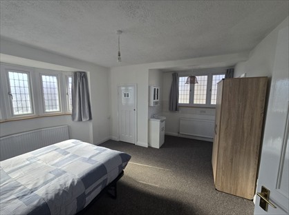 4 Bed Semi-Detached House, Melbourne Way, EN1