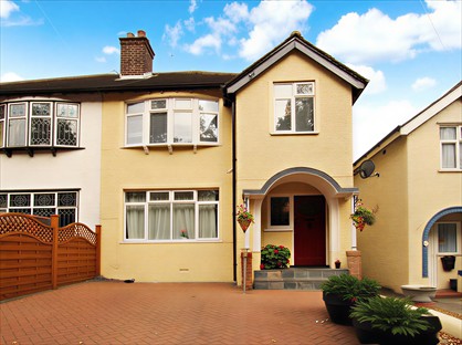 3 Bed Semi-Detached House, Station Approach, BR6