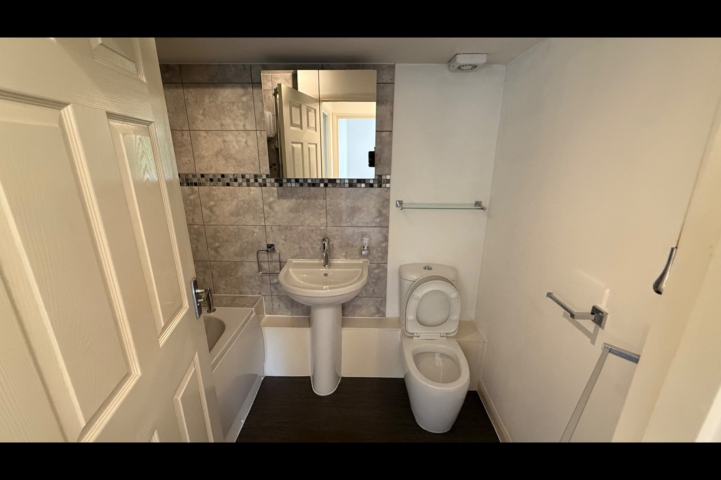 1 Bed Flat, Tippett Rise, RG2 photo 5