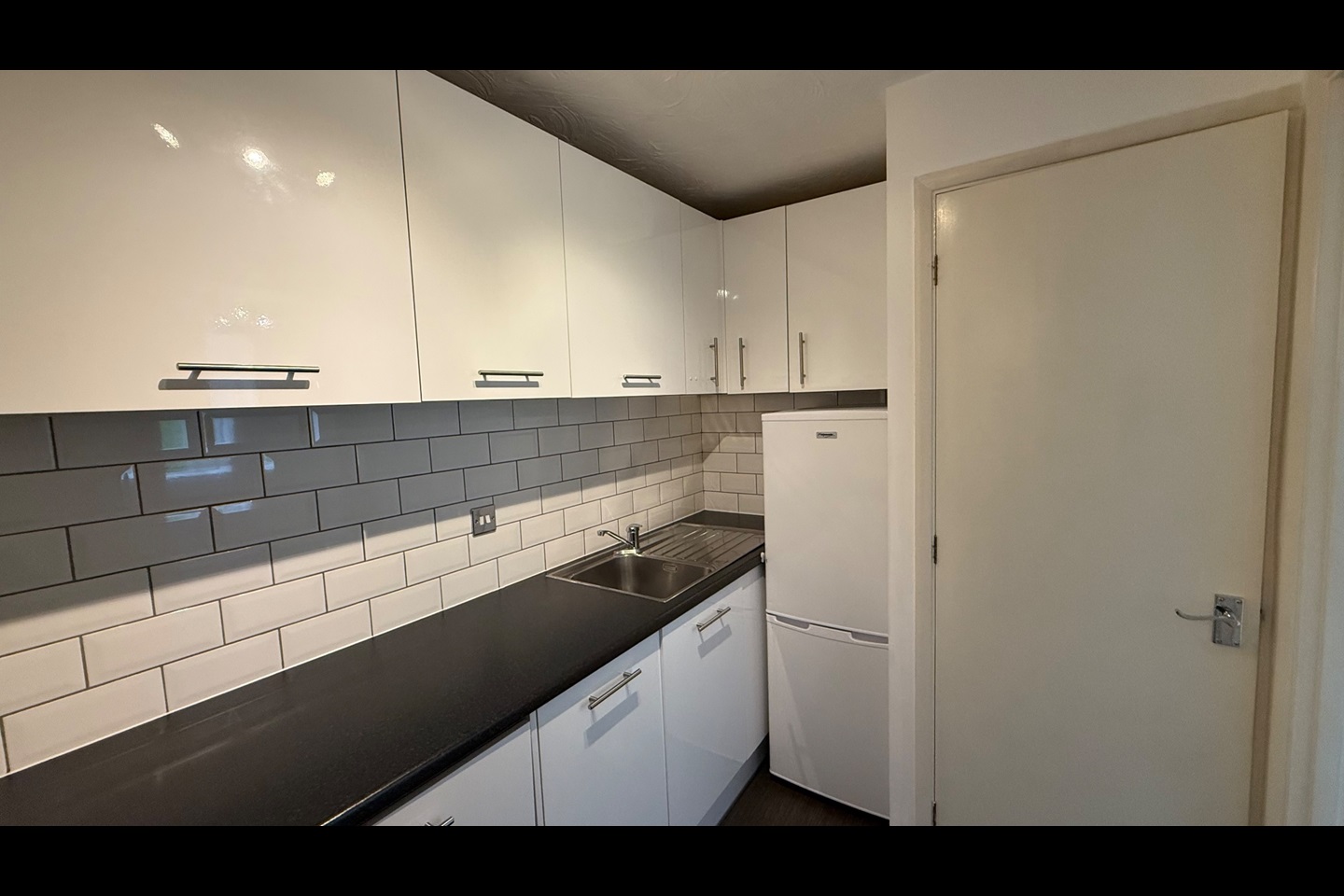 1 Bed Flat, Tippett Rise, RG2 photo 3